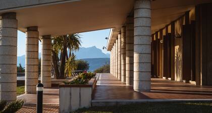 Villa Cavaion - Mondäne Villa mit Park, Infinity Pool & 180°-Seeblick