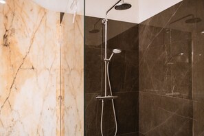 Duschwanne, Whirlpool, Haartrockner, Bidet