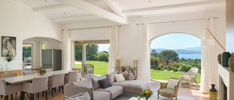 Smart TV, chimenea, futbolito y tenis de mesa