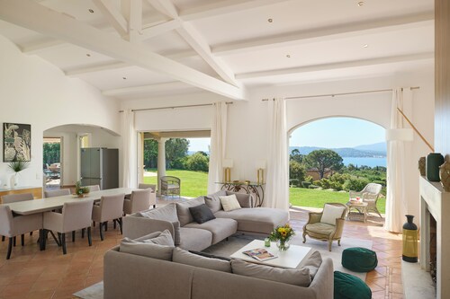 Geräumige Villa, Swimmingpool, in Golf de Beauvallon, wunderschöner Meerblick. Strand 5 Minuten