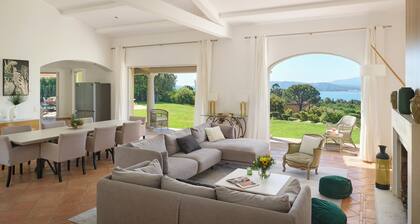 Geräumige Villa, Swimmingpool, in Golf de Beauvallon, wunderschöner Meerblick. Strand 5 Minuten