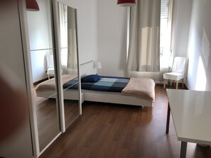 4 soverom, strykejern/-brett, internettilgang og sengetøy