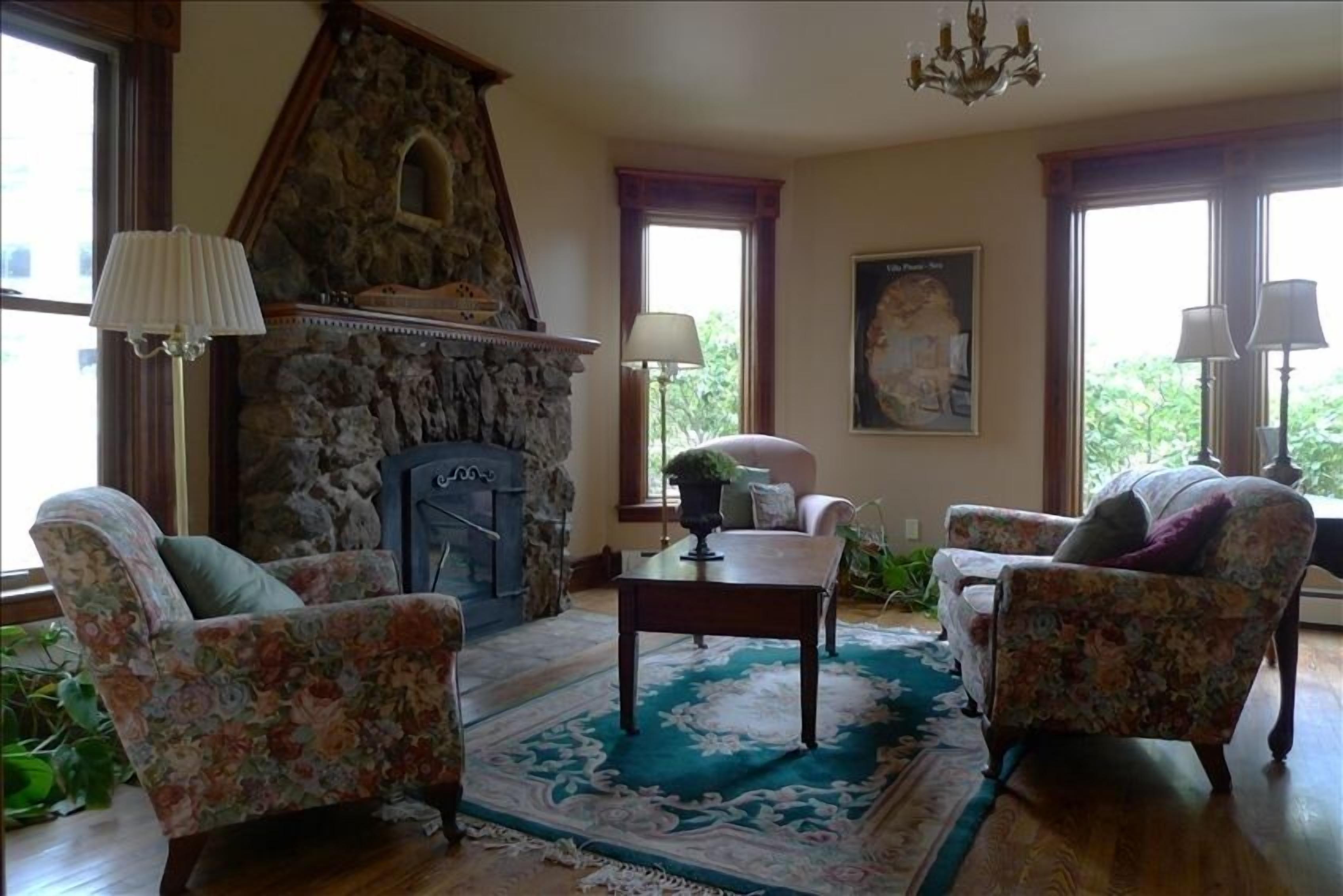 Spacious ADA accessible Victorian in the Heart of Manitou Springs