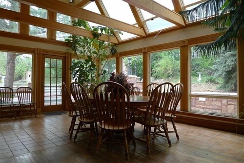 Spacious ADA accessible Victorian in the Heart of Manitou Springs