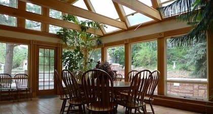 Spacious ADA accessible Victorian in the Heart of Manitou Springs