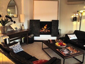 TV, fireplace, DVD player, books - Unique in Provence: the Mas Mirabelle in Eygalières (Eygalières)