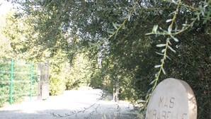 A gravestone with the inscription "MAS MIRABELLE" in a cemetery. - Unique in Provence: the Mas Mirabelle in Eygalières (Eygalières)