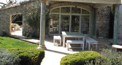 Gran mas provenzal de alto standing, spa, bicicletas, piscina, tenis, capacidad para 10 a 16