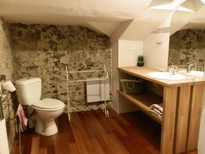 Badewanne, Haartrockner, Handtücher, Seife