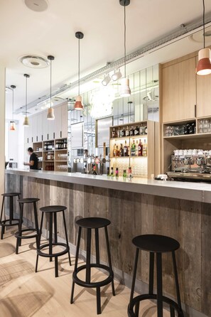 Bar (on property) - Central Hostel (Bordeaux)