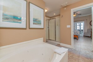 Combined shower/tub, jetted tub, hair dryer, towels