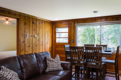 Private Deluxe Lakeside Cottage, Fishing, Snowmobiling, Hunting, Boats, Hot Tub