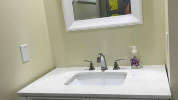 Ducha, secador de pelo, toallas y jabón