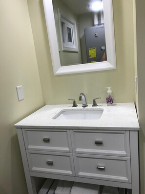 シャワー、ヘアドライヤー、タオル、石鹸