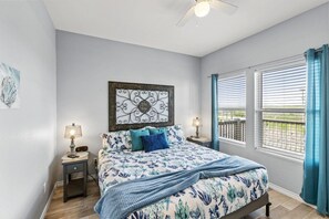 4 bedrooms, desk, travel cot, free WiFi - 4BR Home | Hot Tub, Game Room & Ocean Views (Bolivar Peninsula)