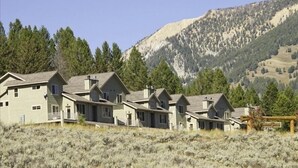 A row of houses with a mountainous backdrop. - Smashing Location! - Affordable, Max. Amenities, Hot Tub, Views (Big Sky)
