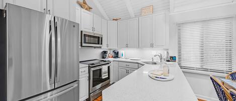 Refrigerador, microondas, horno y parrilla de estufa