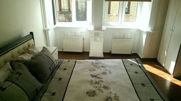 5 habitaciones, tabla de planchar con plancha, internet y ropa de cama