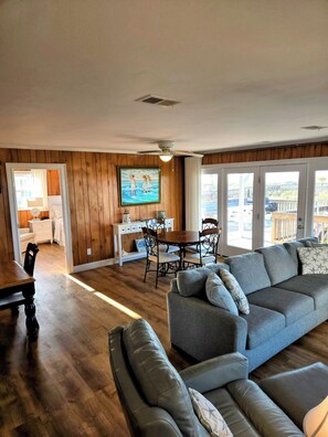 Smart TV, DVD player, books - Oceanfront House 5BR/5BA-Newly Updated-Ramp No Steps-Linens Included-Large Decks (Holden Beach)