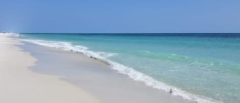 Rannalla, aurinkotuoleja, rantapyyhkeitä