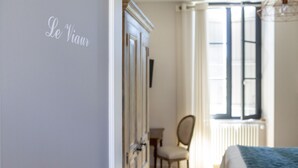 A bedroom with a bed, a chair, a window, and a wardrobe. - La Maison de Siloe (Villefranche-de-Rouergue)