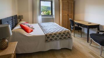 Double Room | Desk, soundproofing, iron/ironing board, free cribs/infant beds