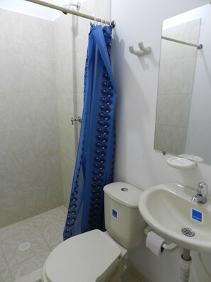 Shower, rainfall showerhead, free toiletries, towels