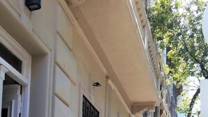 A building with a sign that reads "HOTEL LA BARCA". - Hotel La Barca (Buenos Aires)