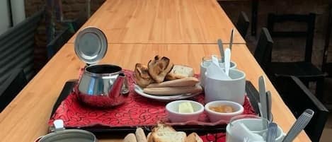 Frokost med lokale retter er inkludert hver dag