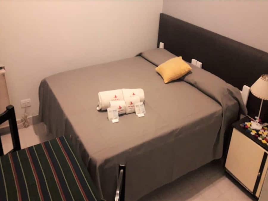 Quarto casal, 1 cama de casal ou 2 camas de solteiro, banheiro privativo | Ferros/tábuas de passar roupa, Wi-Fi de cortesia, roupa de cama