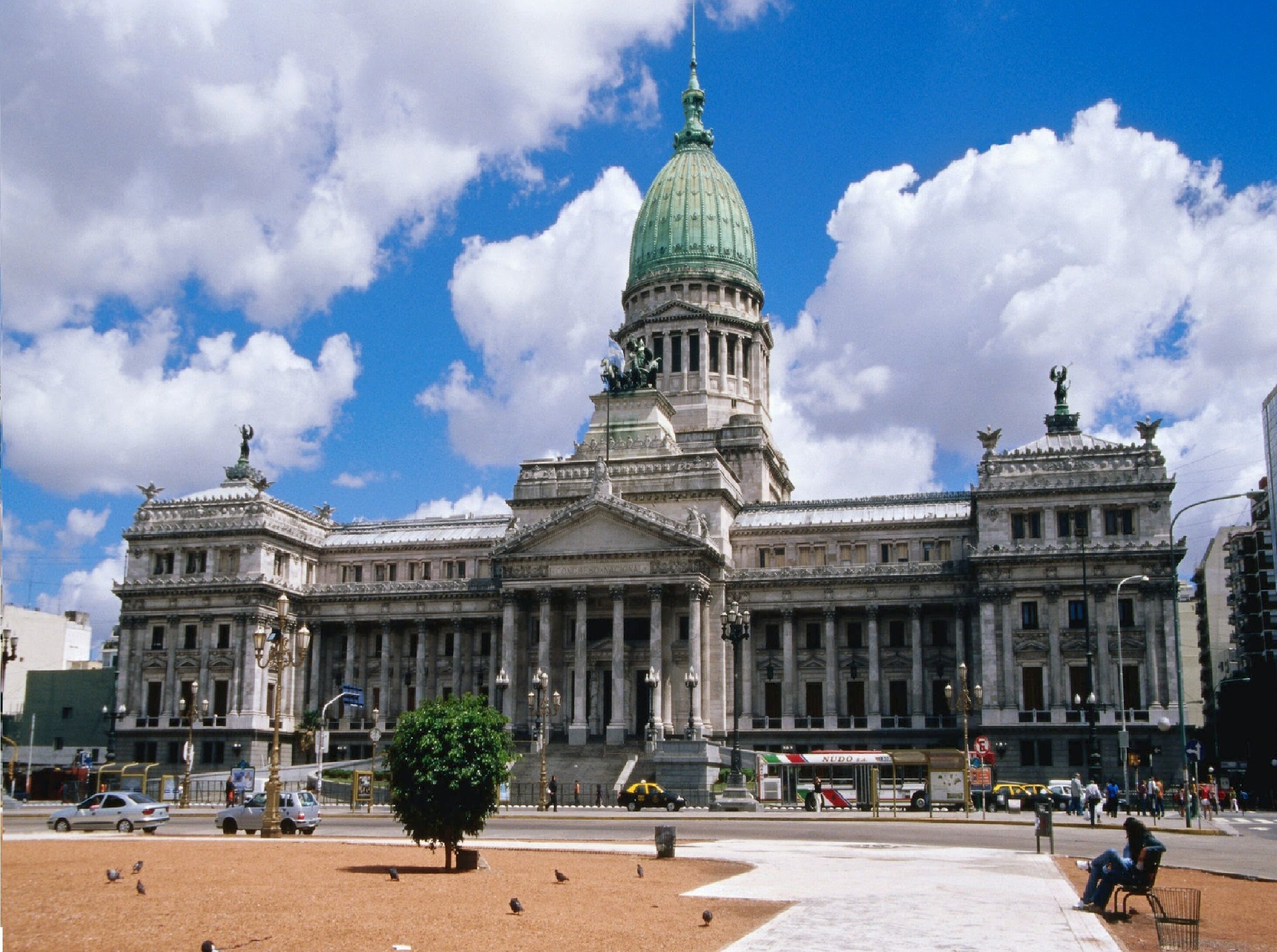 Un edificio grande y antiguo con una cúpula destacada y arquitectura clásica.