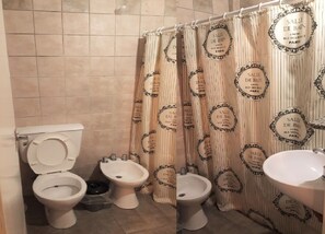 Douche, bidet, serviettes fournies