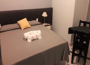 Dobbeltrom, 1 dobbeltseng eller 2 enkeltsenger, privat bad | Strykejern/-brett, wi-fi (inkludert) og sengetøy