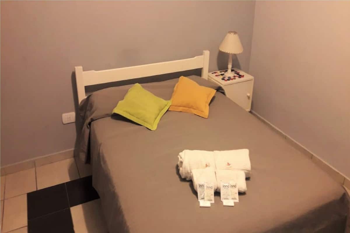 Habitación familiar, 1 habitación, baño privado | Tabla de planchar con plancha, wifi gratis y ropa de cama
