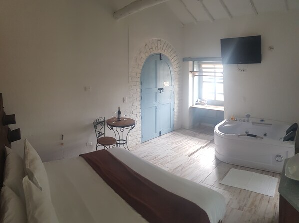 Deluxe Suite, Hot Tub | Courtyard view