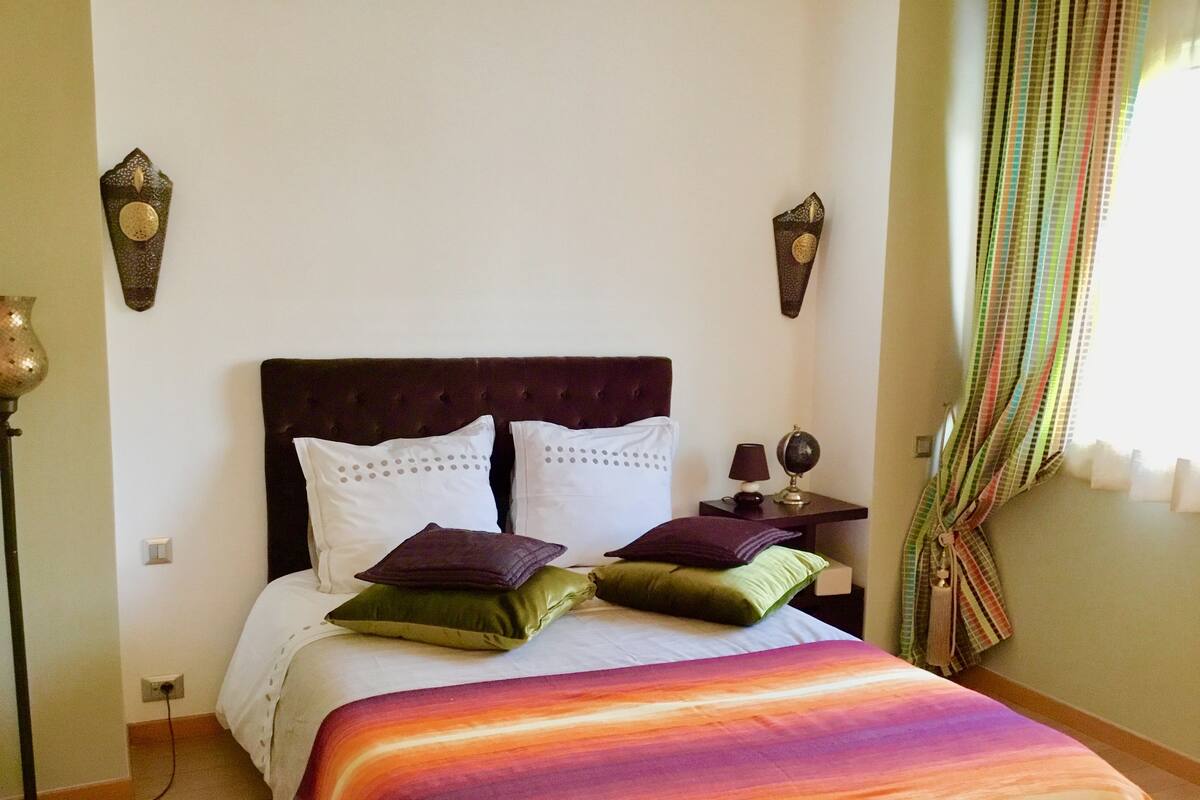 Decoración personalizada, muebles diferentes y cortinas blackout