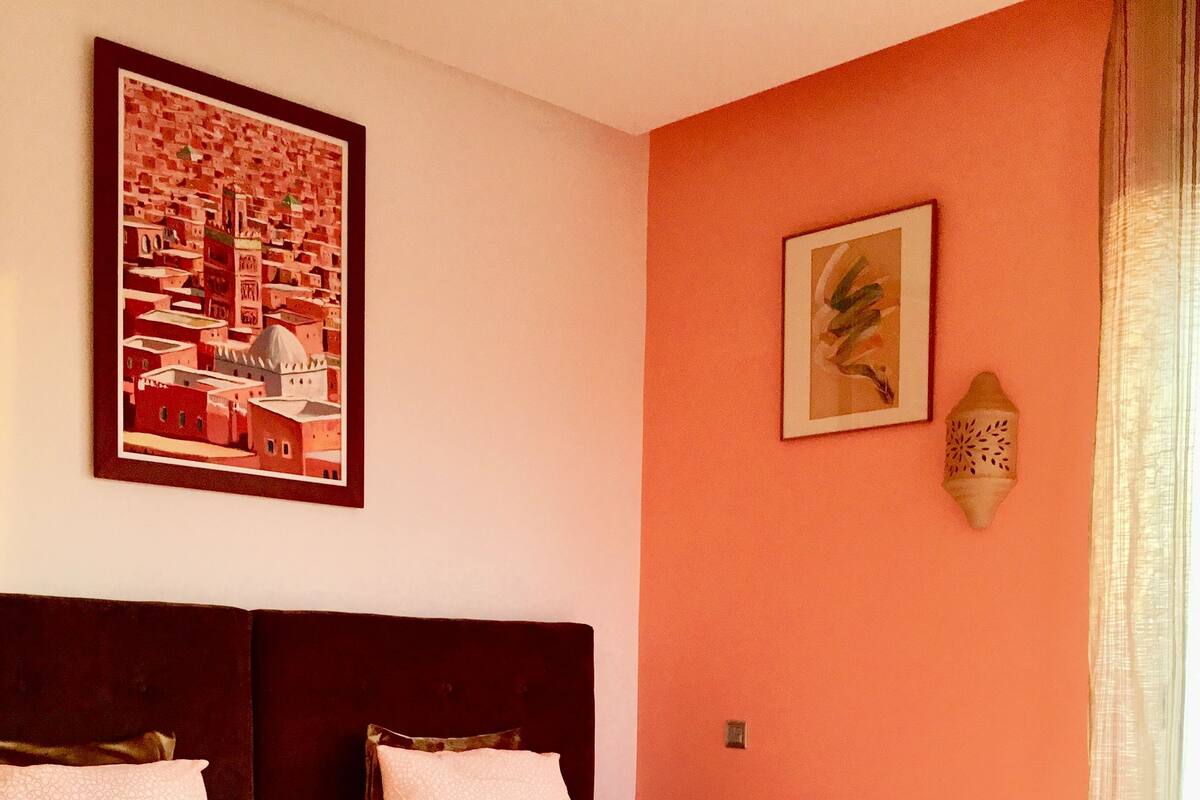 Decoración personalizada, muebles diferentes y cortinas blackout