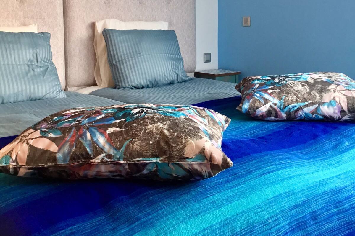 Decoración personalizada, muebles diferentes y cortinas blackout