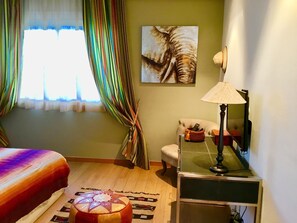 Decoración personalizada, muebles diferentes y cortinas blackout