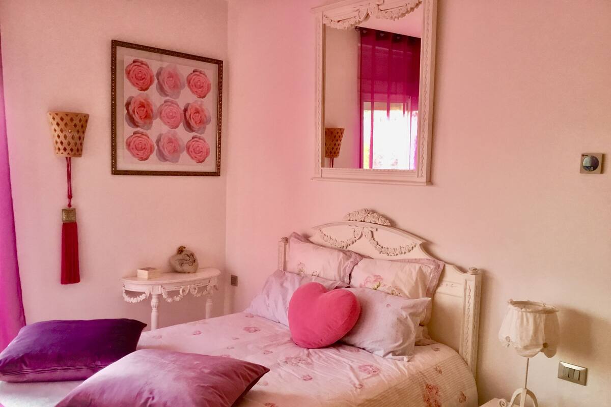 Decoración personalizada, muebles diferentes y cortinas blackout