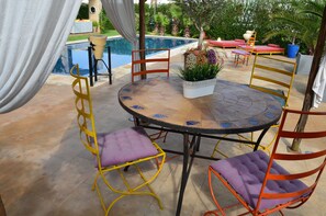 Se sirven desayunos y cocina local e internacional, junto a la piscina