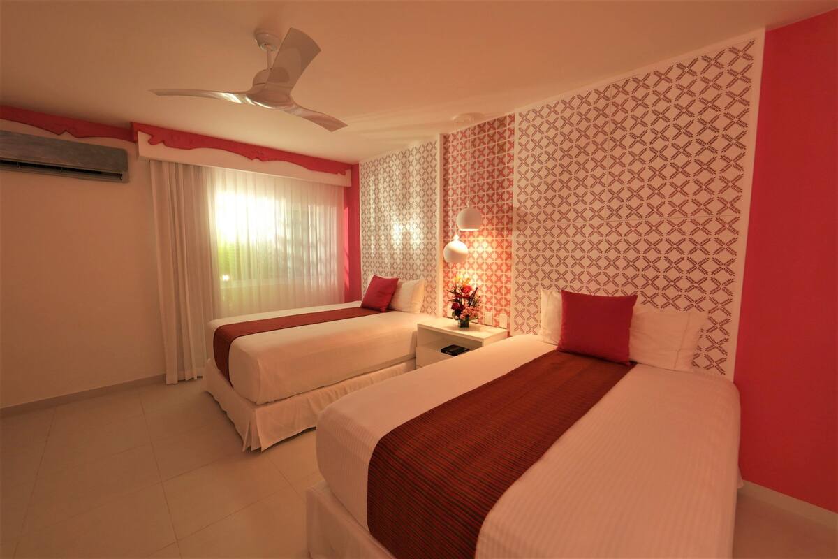 Premium bedding, in-room safe, laptop workspace, blackout curtains