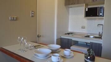 habitacion triple superior | Private kitchen | Fridge, microwave, stovetop, electric kettle