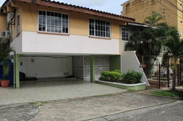 Vista frontal de la propiedad
