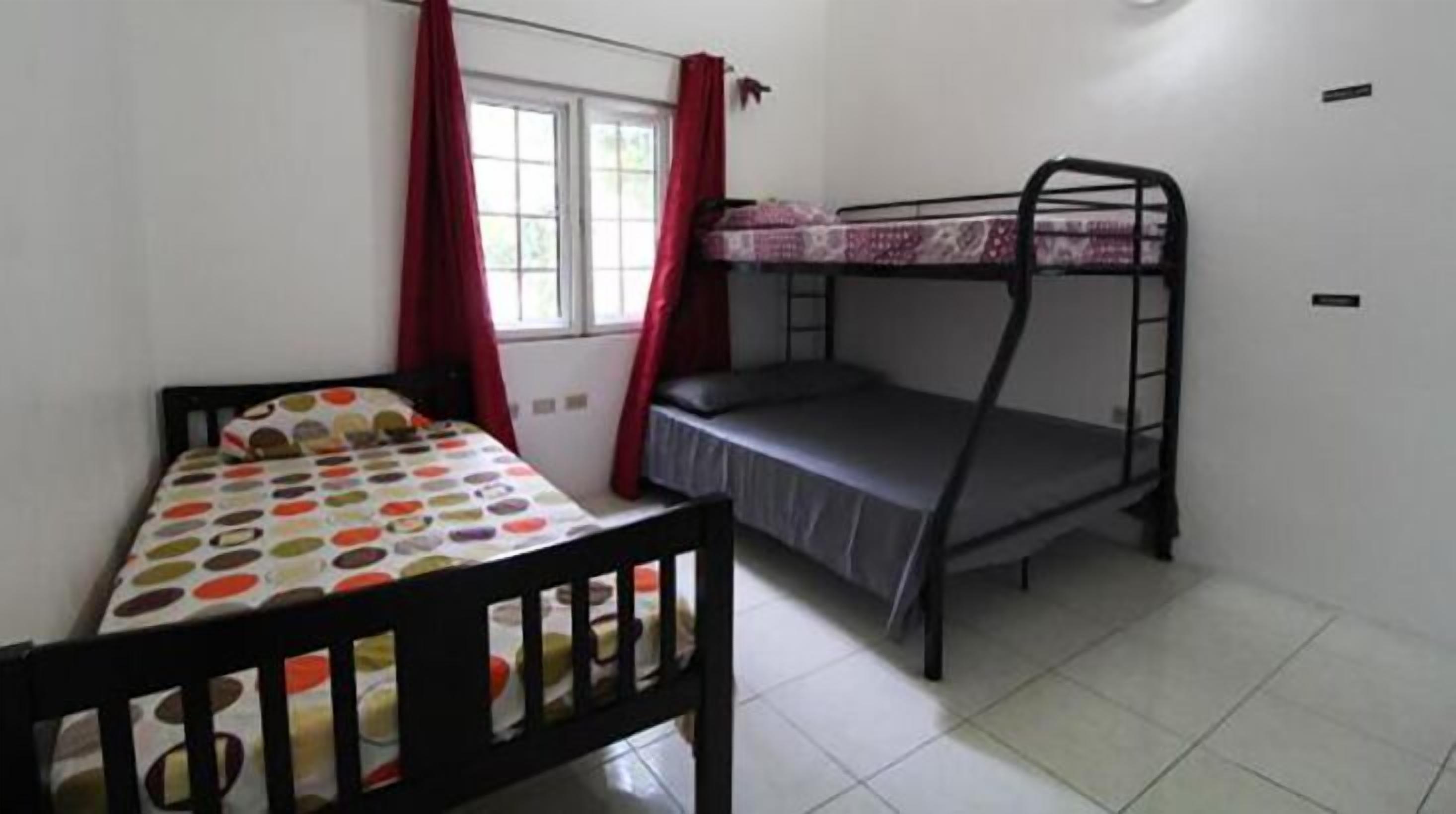 Ameublement personnalisé, rideaux occultants, fer et planche à repasser