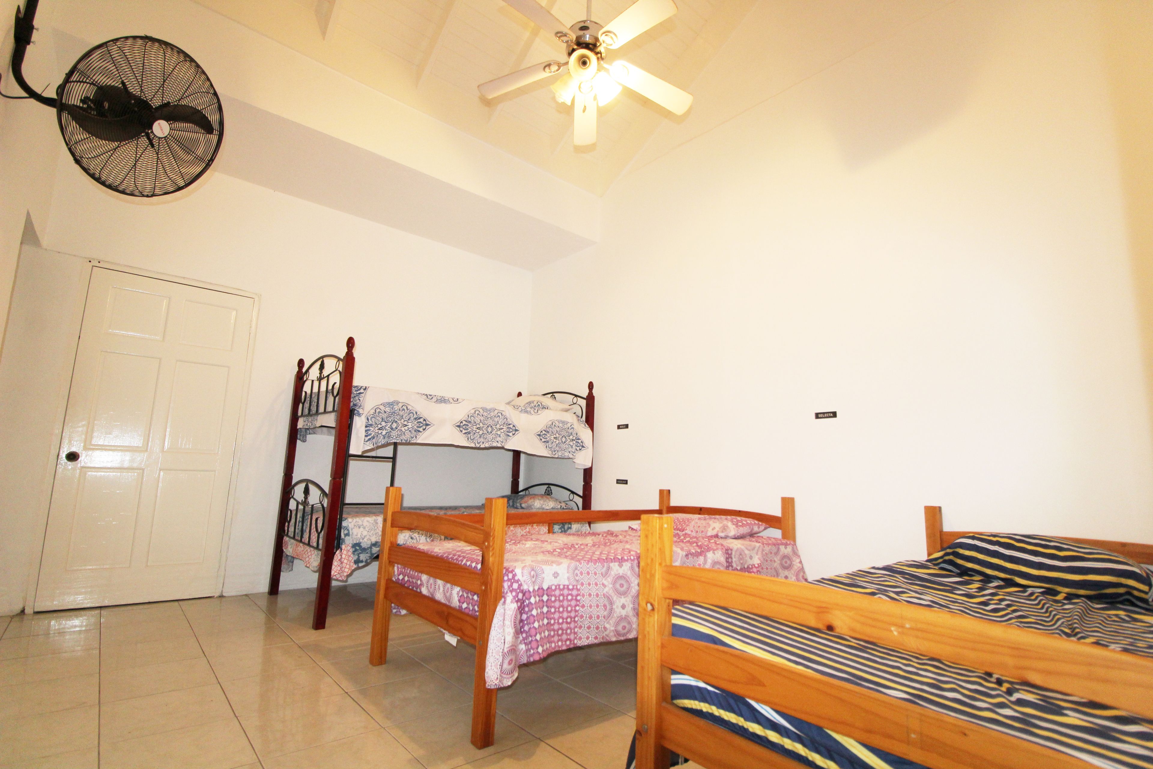 Ameublement personnalisé, rideaux occultants, fer et planche à repasser