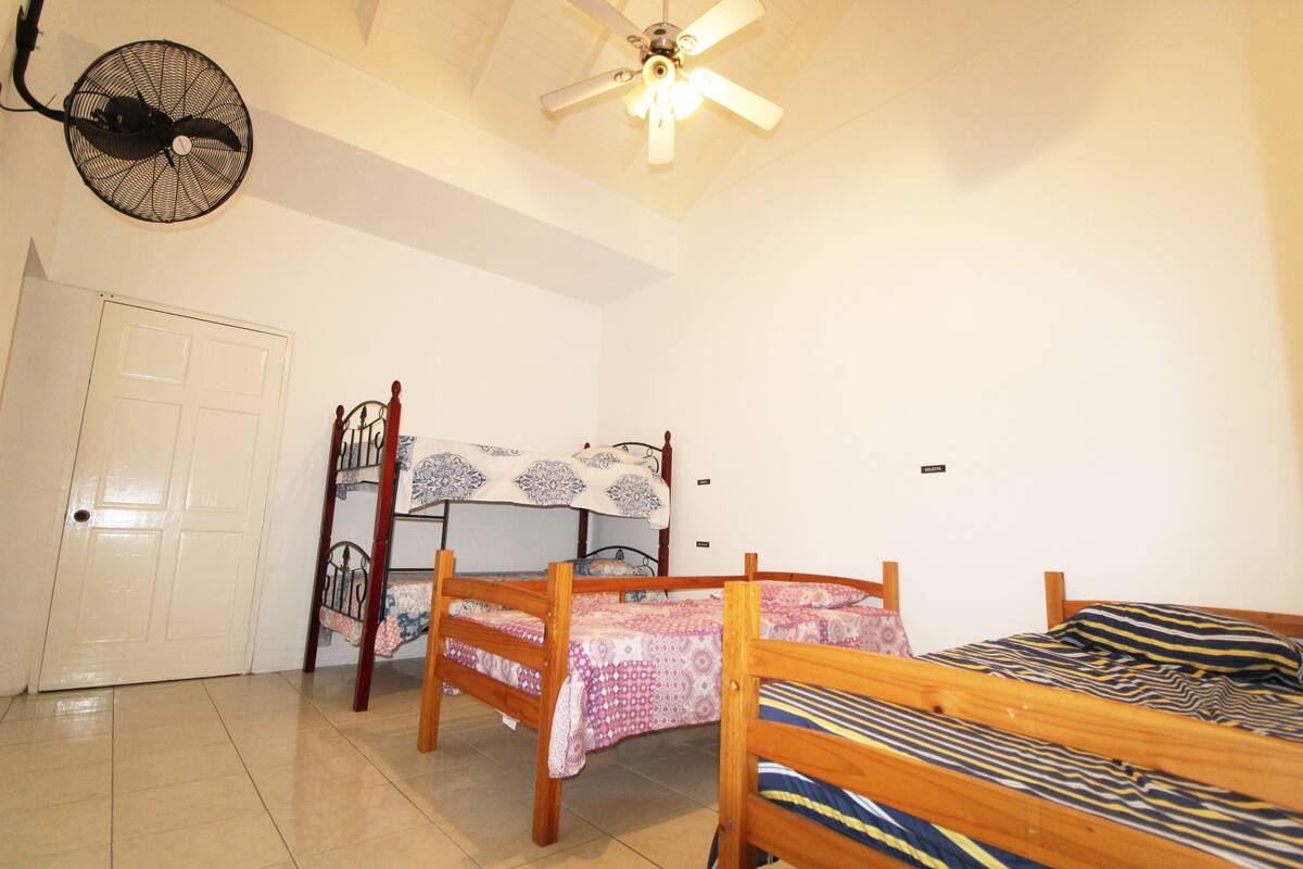 Individuell eingerichtet, Verdunkelungsvorhänge, Bügeleisen/Bügelbrett