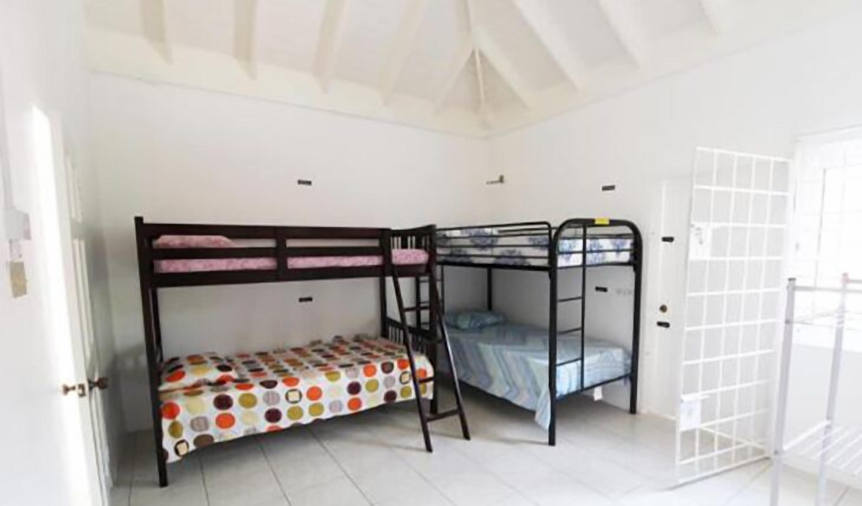 Ameublement personnalisé, rideaux occultants, fer et planche à repasser