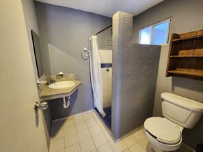 Deluxe Room | Bathroom | Shower, free toiletries, towels - Casa Wayak Hostal (Cancun)