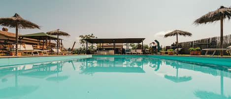 Piscina stagionale all'aperto, lettini